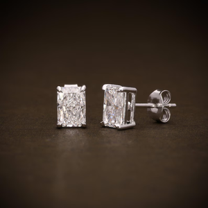 Boucles d'oreilles clous en diamant de laboratoire taille Radiant 2.04 carats total, couleur D, clarté VVS2, diamants certifiés, bijoux classiques pour mariage et mariée - Product Image 1
