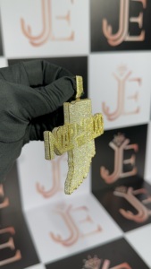 Nueva llegada de joyería hip hop con estilo para hombres y mujeres, colgante de moissanita brillante y ostentoso, disponible a precio de mayoreo. - Product Image 2