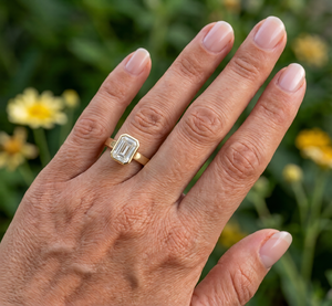 Bague de fiançailles solitaire en or jaune 14 carats avec diamant taille émeraude 3 carats serti clos, bijou classique pour femme, personnalisable, certifié IGI - Product Image 3
