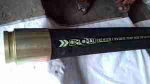 Manguera de caucho de alta resistencia para bombeo de hormigón con pared reforzada y acoplamiento metálico para uso industrial en construcción. - Product Image 2