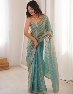 Sari Tradicional de Seda y Viscosa Azul KV con Adornos y Blusa sin Coser para Fiestas - Product Image 2