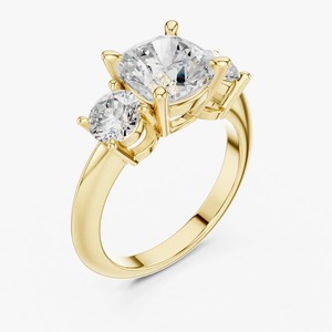 Anillo de Compromiso de Tres Piedras con Diamante Cultivado en Laboratorio de Corte Cojín de 2.50 Ct, Oro Amarillo de 9K con Piedras Laterales Redondas, Joyería al por Mayor - Product Image 5