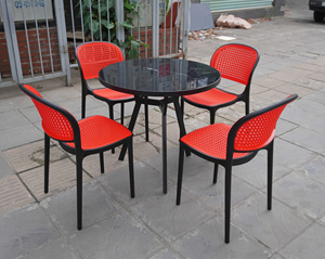 Chaise de jardin en plastique rouge avec dossier perforé, mobilier d'extérieur moderne, empilable, design à pieds coniques, confortable et portable - Product Image 3