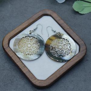 Boucles d'oreilles circulaires en corne de buffle sculptée, motif floral, écologiques, artisanales, modernes, naturelles, pour femmes, usage quotidien - Product Image 1