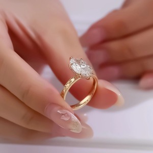 Bague de fiançailles solitaire en or massif 18 carats avec diamant synthétique standard de 2 carats, couleur F, clarté VS1, taille marquise, certifiée IGI - Product Image 2
