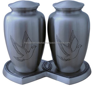 Urnas de cremación de compañero de latón de alta calidad con diseño de revestimiento y urnas de cremación de compañero funerario de metal con acabado dorado - Product Image 3