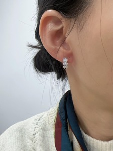 ต่างหูเพชรทรงกลมแบบห่วง 14K ทองคำขาว ดีไซน์เรียบหรูสำหรับผู้หญิง เหมาะสำหรับใส่ทุกวัน เป็นของขวัญหรือใส่ไปงานปาร์ตี้ - Product Image 5