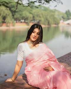 Sari de Algodón y Seda Rosa Pastel con Blusa Blanca, Tejido a Mano, Ropa Étnica Tradicional de Verano para Mujer, para Bodas y Fiestas Indias - Product Image 4