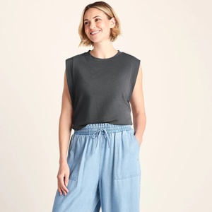 Camiseta sin mangas con cuello redondo y logo personalizado para mujer - Top de punto de color liso con corte en la manga, camiseta casual de malla de verano para venta al por mayor de tops de mujer - Product Image 1