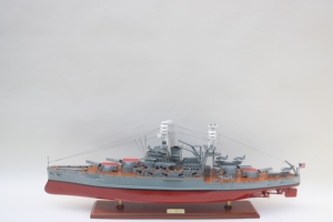 Maqueta de Barco de Madera Hecha a Mano USS Arizona, Coleccionable Patriótico para Mesa, Pulido y Pintado, Diseño Personalizado - Product Image 4