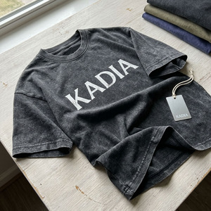 เสื้อยืดคอกลมทรงหลวมพิมพ์ลายสกรีนด้านหน้าผ้าคอตตอนหนานุ่มแบบดรอปโชลเดอร์สำหรับผู้ชายและผู้หญิง - Product Image 5