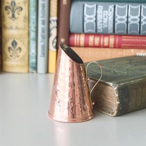 Carafe en cuivre de petite taille au design unique avec poignée courbée, idéale pour les repas en espace restreint et le service individuel, vente en gros depuis l'Inde - Product Image 1