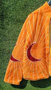 เสื้อแจ็คเก็ตกำมะหยี่สีส้มสำหรับผู้หญิง พร้อมลายปักพระอาทิตย์และพระจันทร์เสี้ยว ดีเทลลายเส้นประกาย และแขนเสื้อยาวเต็มตัว สไตล์บูติก - Product Image 4