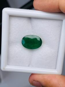 Esmeralda Natural de Zambia, Corte Ovalado, 8.10 Quilates, Calidad AAA, Certificación IGI, Brillo Excelente, Color Verde Agradable, Corte Perfecto, Precio Económico - Product Image 5
