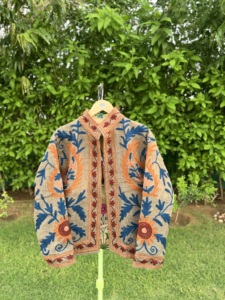 เสื้อแจ็คเก็ตบอมเบอร์ผ้าฝ้ายปักลายดอกไม้สีเบจสำหรับผู้หญิง แบรนด์ Handloom Haven งานแฮนด์เมด สไตล์โบฮีเมียน ลายชนเผ่า เหมาะสำหรับฤดูหนาวและฤดูร้อน - Product Image 1