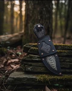 Cuchillo de caza hecho a mano con hoja de acero de Damasco con patrón de cobre y funda de cuerno de ciervo. - Product Image 5