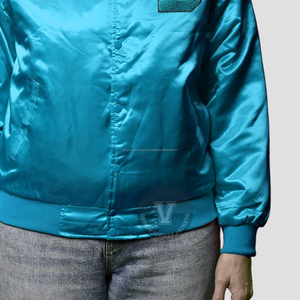 Chaqueta Varsity de Satén Personalizada al por Mayor con Logotipo Bordado, Chaqueta Letterman Personalizada para Mujer con Cierre de Botones a Presión - Product Image 6