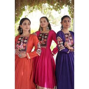 Robe en rayonne avec broderie Kutchi Gamthi pour les fêtes de Navratri - Product Image 1
