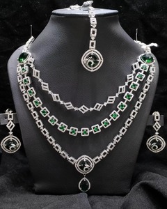 Impresionante conjunto de collar chapado en oro afgano con piedras rectangulares de rubí y esmeralda con detalles de cristal blanco. - Product Image 3