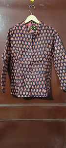 Chaqueta Varsity Acolchada Kantha para Mujer, Diseño de Patchwork Suave y Cómodo con Capucha y Cuello Abierto, Regalo para Ella - Product Image 5