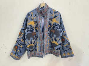 Veste vintage Suzani brodée à la main en coton bleu, style bohème chic, motif animalier, vêtement d'extérieur ethnique, design ouzbek, col montant pour femme - Product Image 2