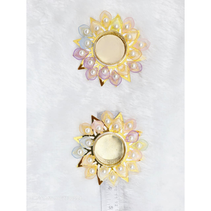 Élégant porte-bougie à la bougie tealight en forme de lotus perlé |   Diya en métal doré pour Diwali et les mariages |   Support à bougies en forme de fleurs pastel - Ensemble de 2 - Product Image 1