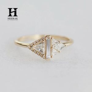 Bague personnalisée en diamant baguette cultivé en laboratoire, or 18 carats, triangle asymétrique, taille triligne, mosaïque, bijoux fins en grappe - Product Image 3