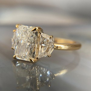 Anillo de Lujo con Moissanita Cultivada en Laboratorio, Certificada por IGI, Platino, VVS2, 3.00 CT, Corte Radiante, Engaste de Tres Piedras con Puntas Laterales - Product Image 5