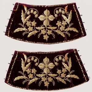 Funda de Cojín de Terciopelo Bordada a Mano con Hilo de Oro Real Vintage Personalizada, Funda de Almohada de Terciopelo con Bordado Zardozi de Lujo - Product Image 1