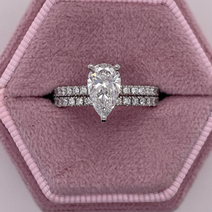 Anillo de compromiso con diamante cultivado en laboratorio de corte pera de 1.70 TCW con halo oculto y banda de boda a juego con diamantes redondos - Product Image 3