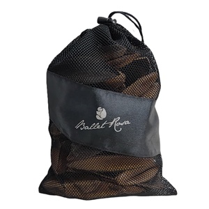 Bolsa de malla con cordón de alta calidad y logotipo plateado en cinta de satén de 7.5 cm para el empaquetado de prendas de vestir de primera calidad. - Product Image 1