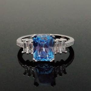 แหวนเงินแท้ประดับอะความารีนทรงบาแกตต์ ดีไซน์ทันสมัย เหมาะสำหรับเป็นแหวนหมั้น แหวนแทนใจ หรือของขวัญวันครบรอบแต่งงาน (ประจำเดือนมีนาคม) - Product Image 1