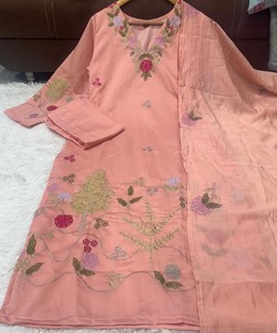 ชุดเสื้อผ้าชาดเนอรีผ้าฝ้ายปักลายหรูหรา ดีไซน์ใหม่ล่าสุด พร้อมเสื้อ กางเกง และผ้าคลุมไหล่ สวมใส่สบาย ราคาขายส่ง เสื้อผ้าพื้นเมือง - Product Image 2