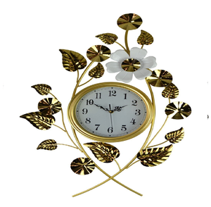 Horloge artistique dorée à rayons texturés en forme de pétales et cadran blanc. Style unique disponible à prix de gros. - Product Image 6