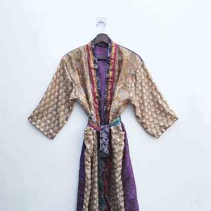 Robe longue kimono patchwork en soie pure style vintage pour femme, tenue de plage, peignoir, couvre-bikini, caractéristique thermique indienne - Product Image 1