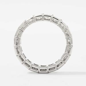 Anillo de compromiso y boda de diseño premium con diamante cultivado en laboratorio de corte ovalado de 5.50 quilates, banda de eternidad completa en oro blanco de 14K, certificado IGI - Product Image 4