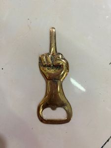 Abridor de Cerveza de Latón Personalizado con Diseño de Dedo Medio, Fácil de Usar, Portátil, Resistente, Abridor Manual para Uso en Bares - Product Image 2