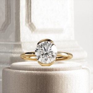 Bague de fiançailles et de mariage en or jaune avec diamant solitaire de laboratoire de 2 carats, taille coussin, pureté VVS2, sertissage à griffes, certifiée IGI - Product Image 5