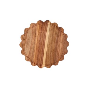 Planche à découper ronde en bois d'acacia à bords festonnés avec rainure pour les jus, planche à charcuterie, vente en gros - Product Image 1