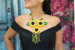 Collier triple tournesol pour anniversaire, Noël, mariage, anniversaire de mariage - Product Image 2
