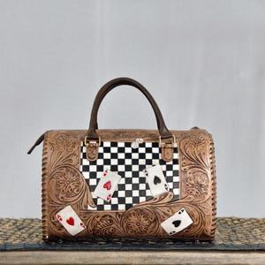 Bolsa de Viaje de Cuero Hecha a Mano de Lujo con Diseño a Cuadros y Estampado de Cartas de Póker, Color Bronceado, Cierre de Cremallera - Product Image 1