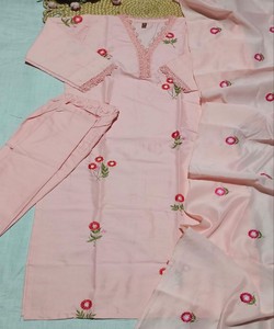 ชุดเสื้อผ้าปักลายแฟนซีผ้าฝ้ายสลับสี พร้อมผ้าคลุมไหล่ สำหรับงานเทศกาล ราคาขายส่ง เสื้อผ้าชาติพันธุ์ สีชมพูอ่อน - Product Image 3