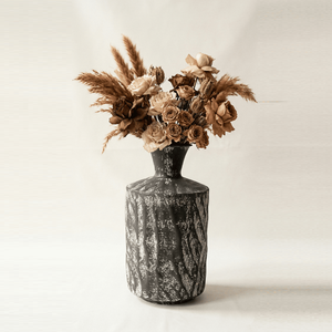 Vase à fleurs artisanal texturé noir, finition rustique noire avec des accents blancs vieillis pour une décoration intérieure moderne - Product Image 2