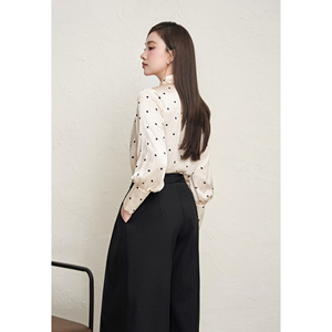 Blusa Elegante y Femenina de Satén con Textura Suave y Estampado de Puntos, Manga Larga, Cuello Recortado, Estilo Casual Inteligente para Mujer, Vietnam, Personalizada BETTY - Product Image 3