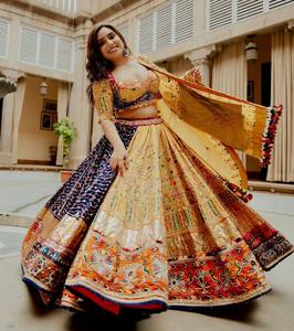 Lehenga Choli en coton épais brodé jaune, imprimé numérique, longueur ras du sol, séchage rapide, tenue de soirée pour femme pour mariage et Navratri - Product Image 2
