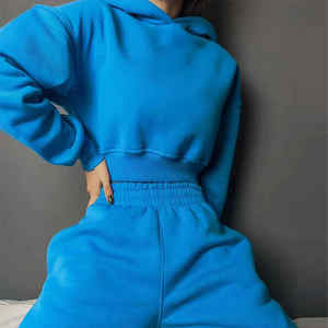 Conjunto Deportivo de Invierno Personalizado, Top Corto Bordado, Pantalones Deportivos y Sudadera con Capucha para Mujer - Product Image 3