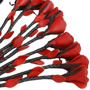 Fouet en cuir avec pointes rouges et brins tressés, prise en main confortable - Product Image 6