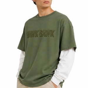 Camiseta de doble capa para hombre, estilo casual con mangas superpuestas, letras en relieve en la parte delantera, estilo casual para hombre - Product Image 3