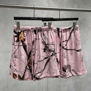 กางเกงขาสั้นลายพรางต้นไม้สีชมพู โพลีเอสเตอร์ ซับลิเมชั่น สำหรับฤดูร้อน สวมใส่สบายๆ ในชีวิตประจำวัน วิ่ง ออกกำลังกาย หรือใส่เป็นชุดว่ายน้ำ คุณภาพพรีเมียม สำหรับผู้ชายและผู้หญิง - Product Image 1