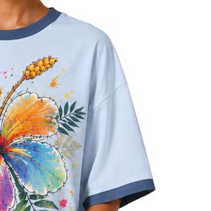 เสื้อยืดโอเวอร์ไซส์สีฟ้าอ่อนสำหรับผู้หญิง พิมพ์ลายดอกชบาสีสันสดใส เสื้อยืดลำลองผ้าฝ้ายสำหรับฤดูร้อน รับผลิตตามแบบ OEM ODM ขายส่ง - Product Image 4